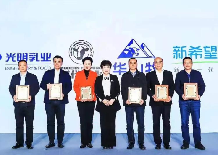 重庆日报：捷报，天友乳业荣获2021年国家优质乳工程双项大奖！